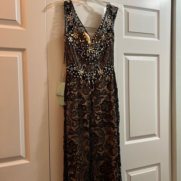 Black and gold lace gown size small. Size 4. - Picture 5 of 8